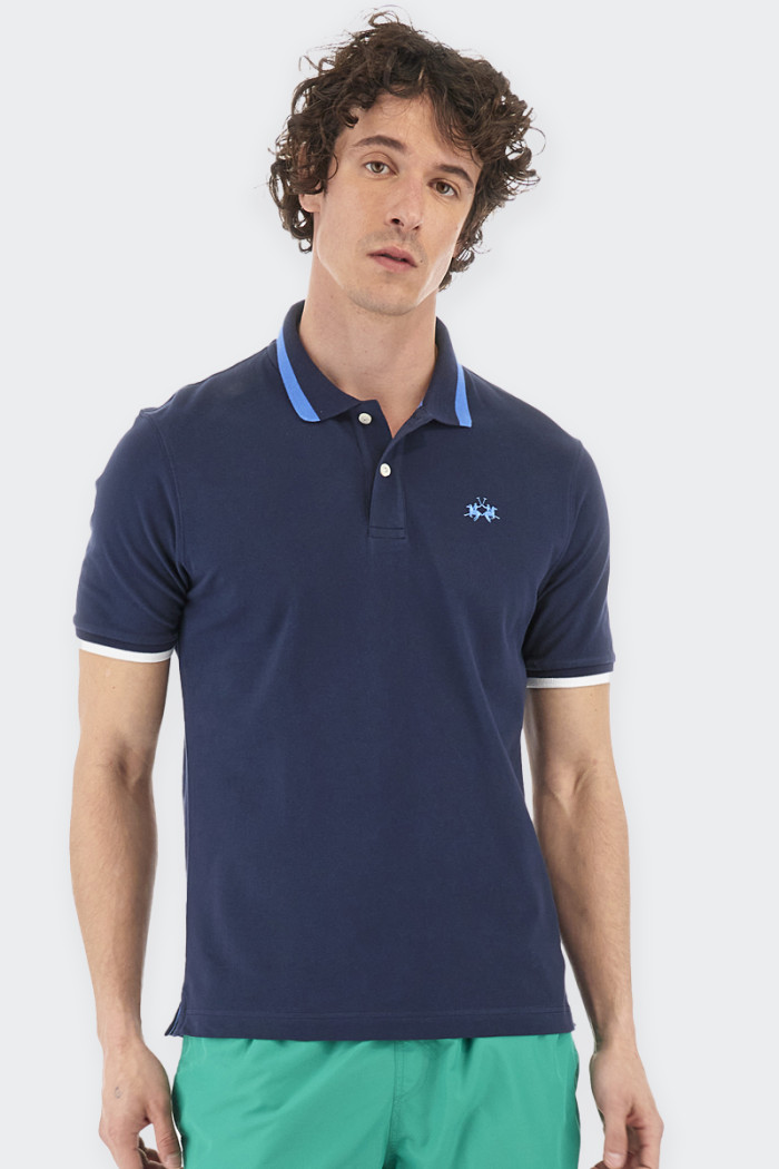 Men's short-sleeved polo shirt in piqué fabric. Contrasting piping and branded logo undercollar. Logo embroidered on the heart p