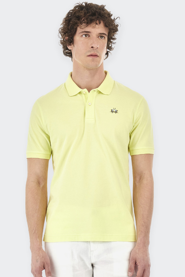 short-sleeved men's polo shirt in pique fabric. Essential line with embroidered logo detail on the heart point. slim fit.
