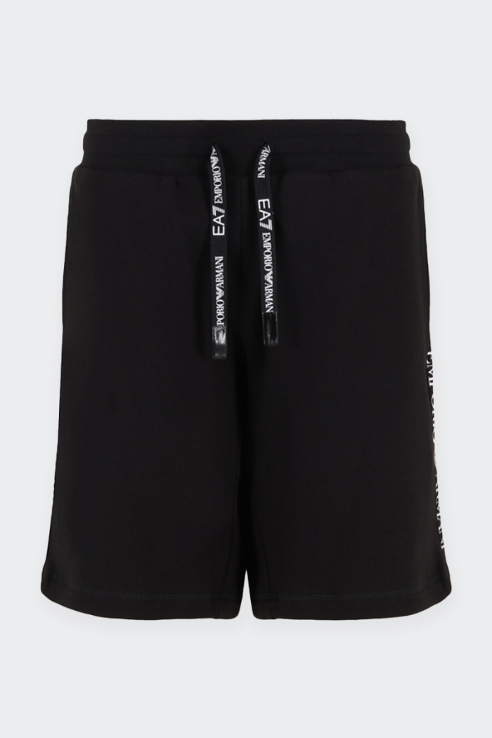 Men's tracksuit shorts made of cotton. Adjustable drawstring waistband, side welt pockets and logo print. ideal for leisure or s