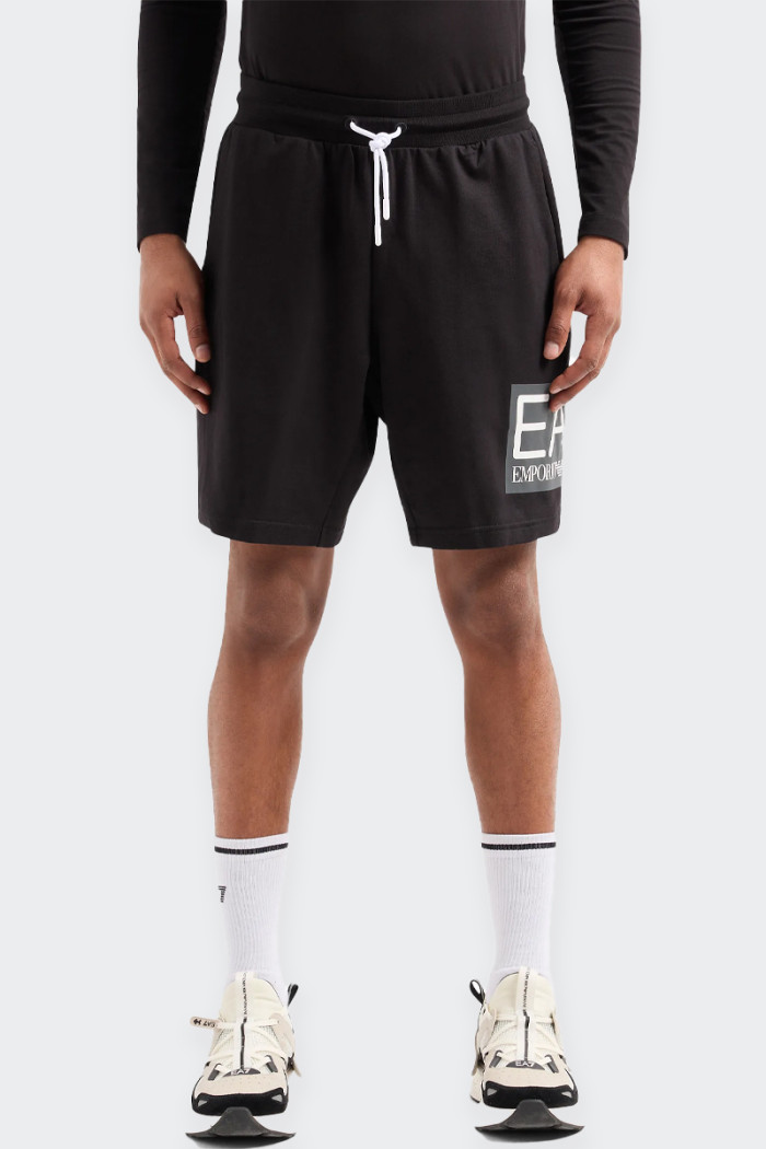 Sporty casual spirit for these men's Bermuda shorts with a comfortable fit, made from cotton. A vesatile garment, enhanced by th
