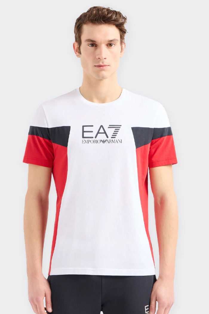 t-shirt Emporio Armani EA7 da uomo a girocollo realizzata in morbido jersey di cotone dallo spirito giovane e fresco. Un modello
