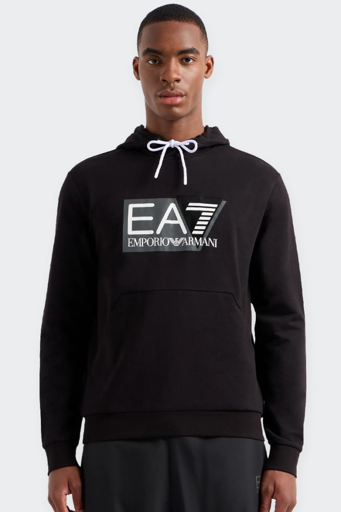 Men's hooded sweatshirt in soft cotton, with a regular fit. The model, with details in stretch knit, is personalised by the cont