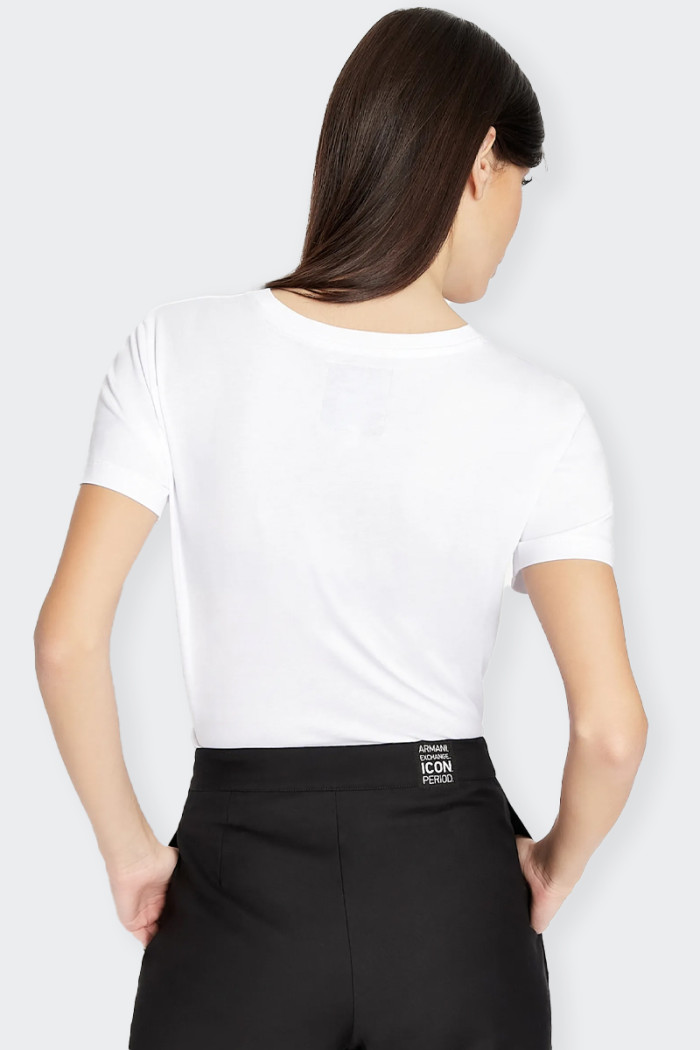 t-shirt Armani Exchange da donna realizzata in jersey 100% cotone. Girocollo e logo brand sul punto cuore. vestibilità regolare.