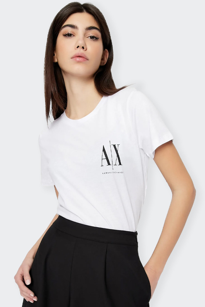 t-shirt Armani Exchange da donna realizzata in jersey 100% cotone. Girocollo e logo brand sul punto cuore. vestibilità regolare.