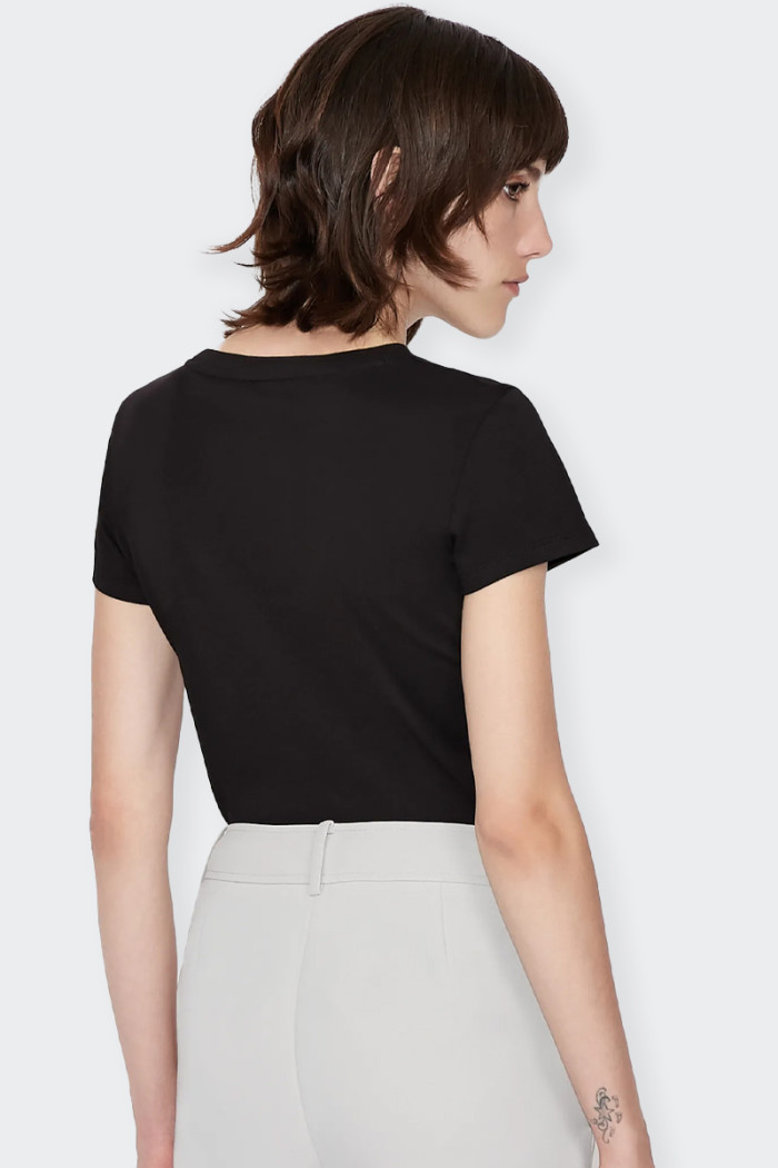 t-shirt a manica corta da donna realizzata in jersey 100% cotone dal taglio slim. Girocollo e logo frontale caratterizzato dagli