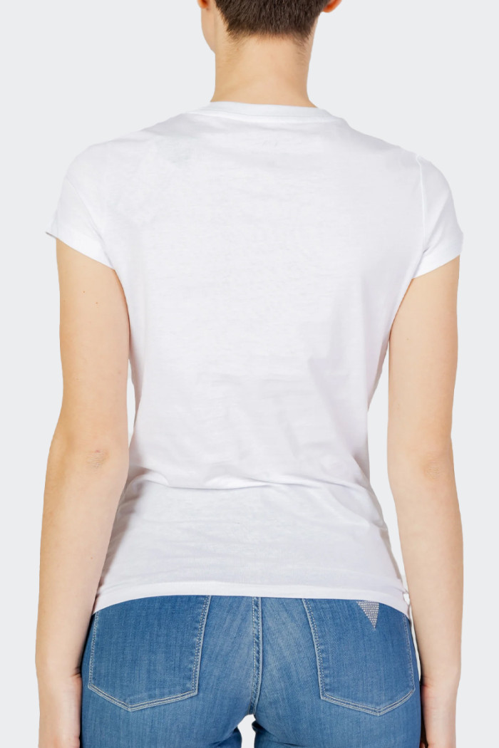 t-shirt a manica corta da donna dal taglio slim realizzata in jersey di puro cotone. Il modello è personalizzato dalla stampa lo