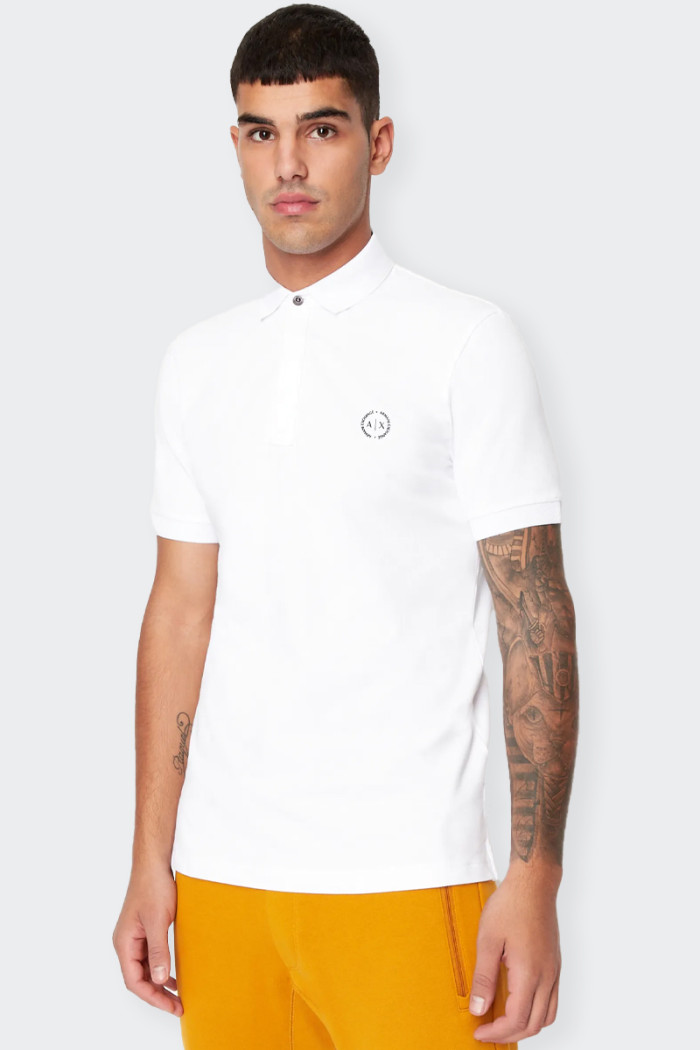 Men's short-sleeved polo shirt in piquet fabric. slim cut with classic button fastening, bottom hem with side vents and circle l