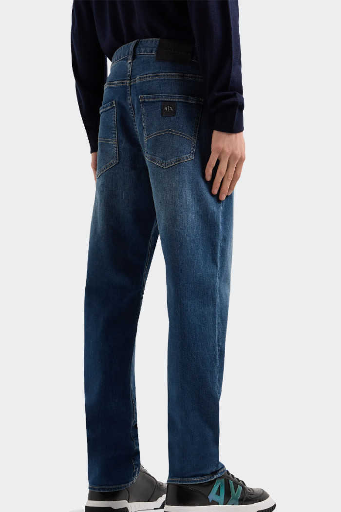 jeans Armani Exchange da uomo slim modello 5 tasche. Lavaggio medio, Chiusura con zip, vita alta e gamba stretta in fondo. Logo 