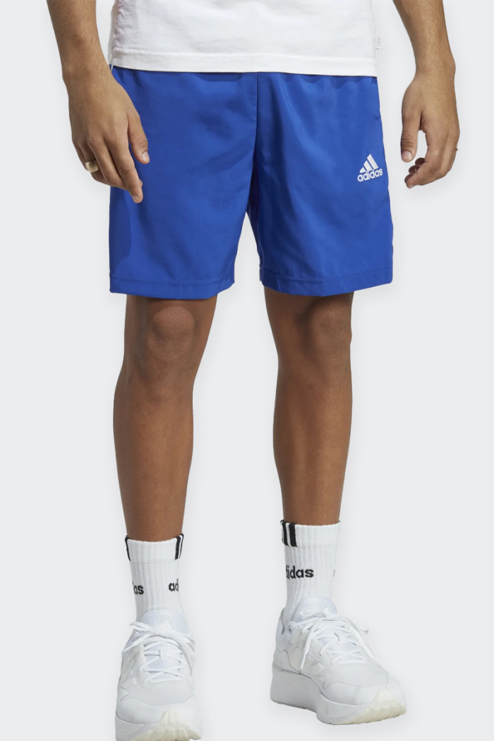 Pantaloncini corti Adidas sportivi da uomo realizzato in tessuto tecnico. tasca laterale sulla gamba destra per riporre telefono