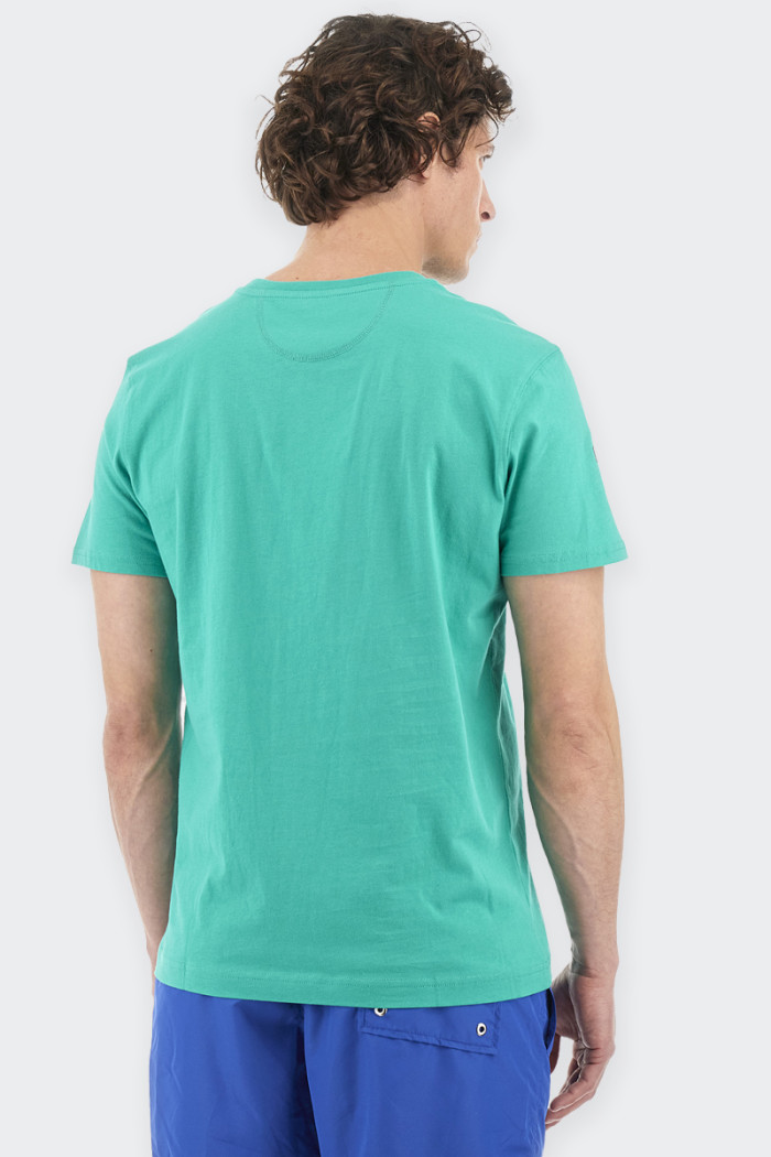 t-shirt girocollo da uomo a manica corta realizzata in moirbido tessuto jersey. Scritta stampa presente sul fronte e giro spalla