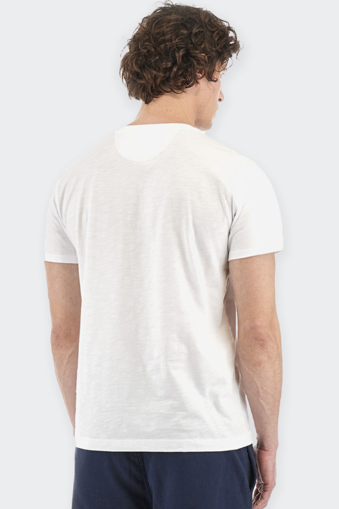 t-shirt La Martina da uomo realizzata in 100% cotone. Girocollo e dettaglio taschino con logo ricamato sul punto cuore. vestibil