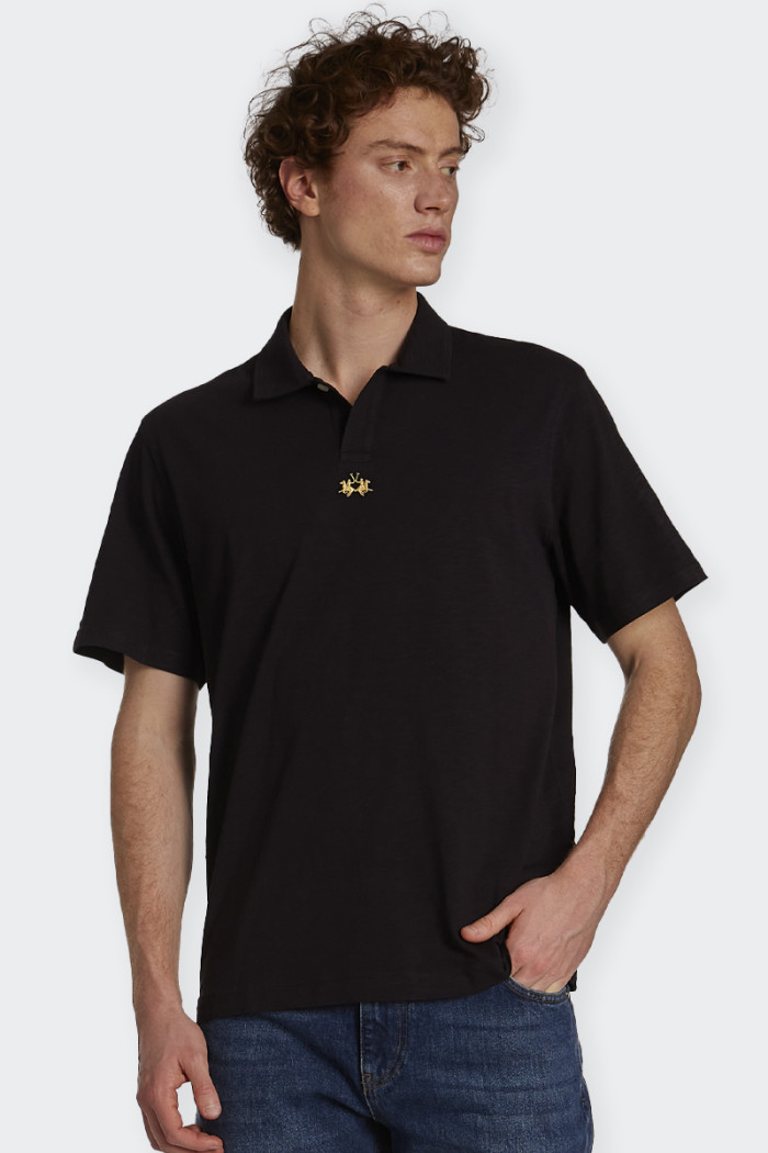 Solid-coloured short-sleeved men's polo shirt made from 100% slub jersey. With a regular fit, it has a collar and a double butto