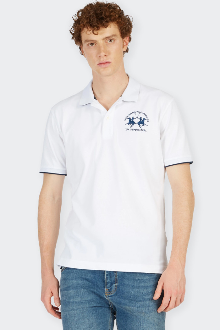 short-sleeved men's polo shirt made from stretch cotton piqué. regular fit, it features a collar and double-button placket, with