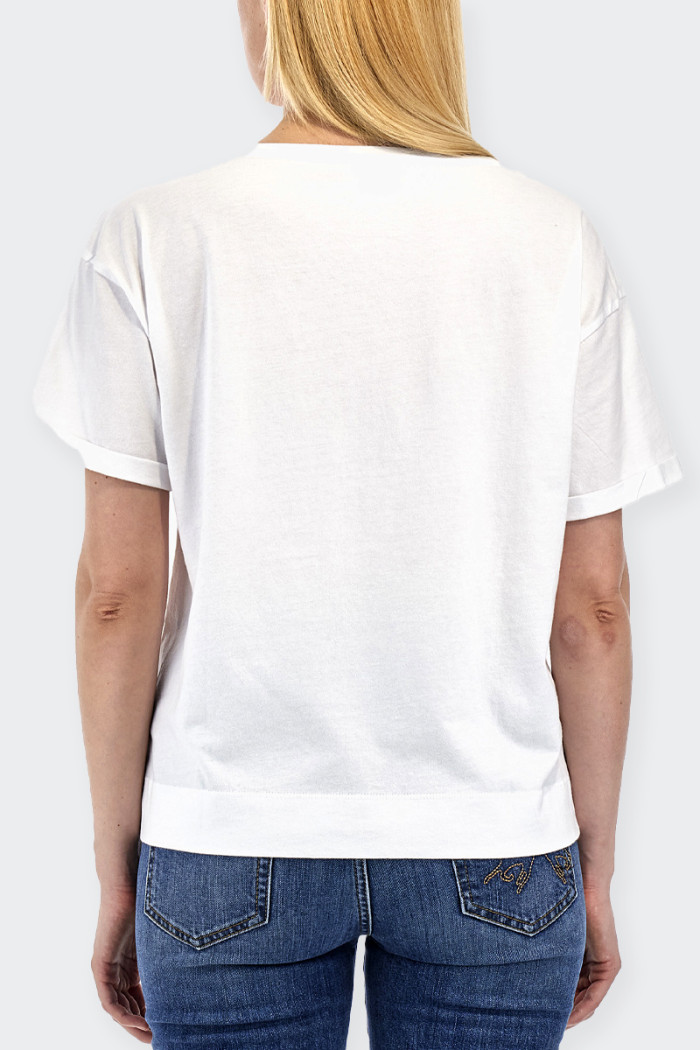 t-shirt da donna realizzata in morbido jersey 100% cotone. girocollo ampio e dettaglio stampa in contrasto sul fronte. vestibili