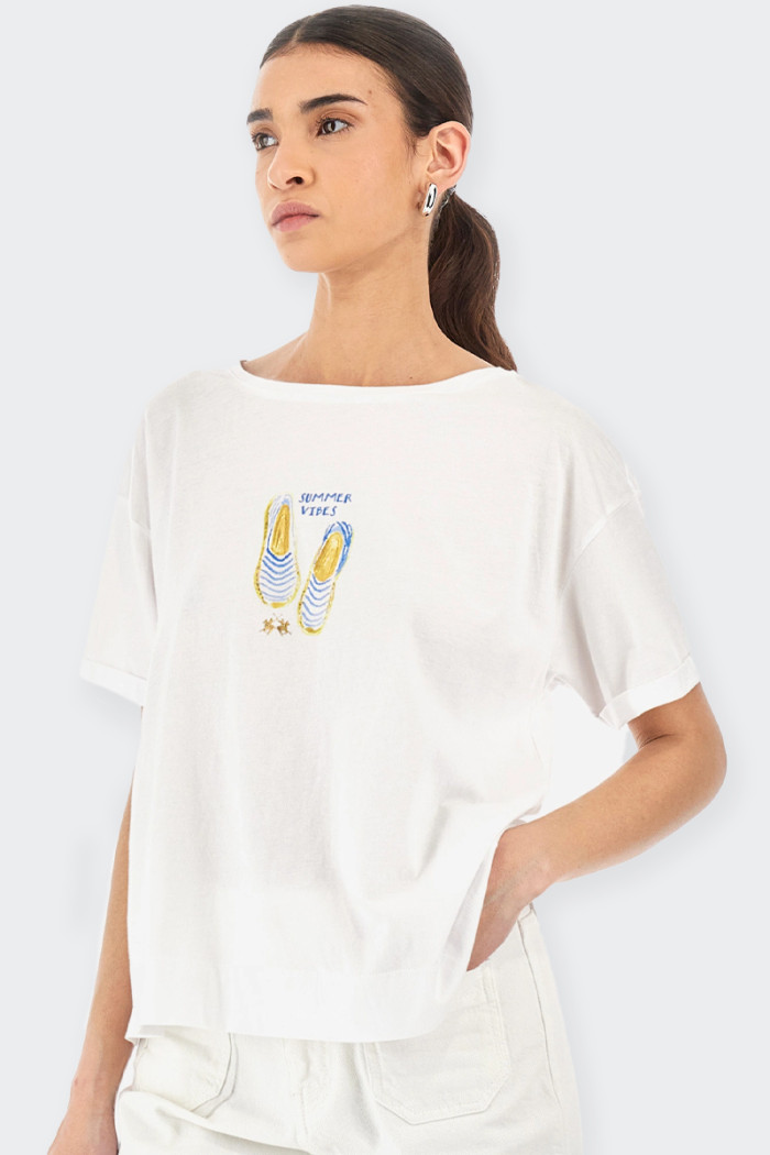 T-shirt La Martina da donna girocollo a maniche corte in tinta unita, realizzata in 100% cotone jersey. Sul davanti un mini logo