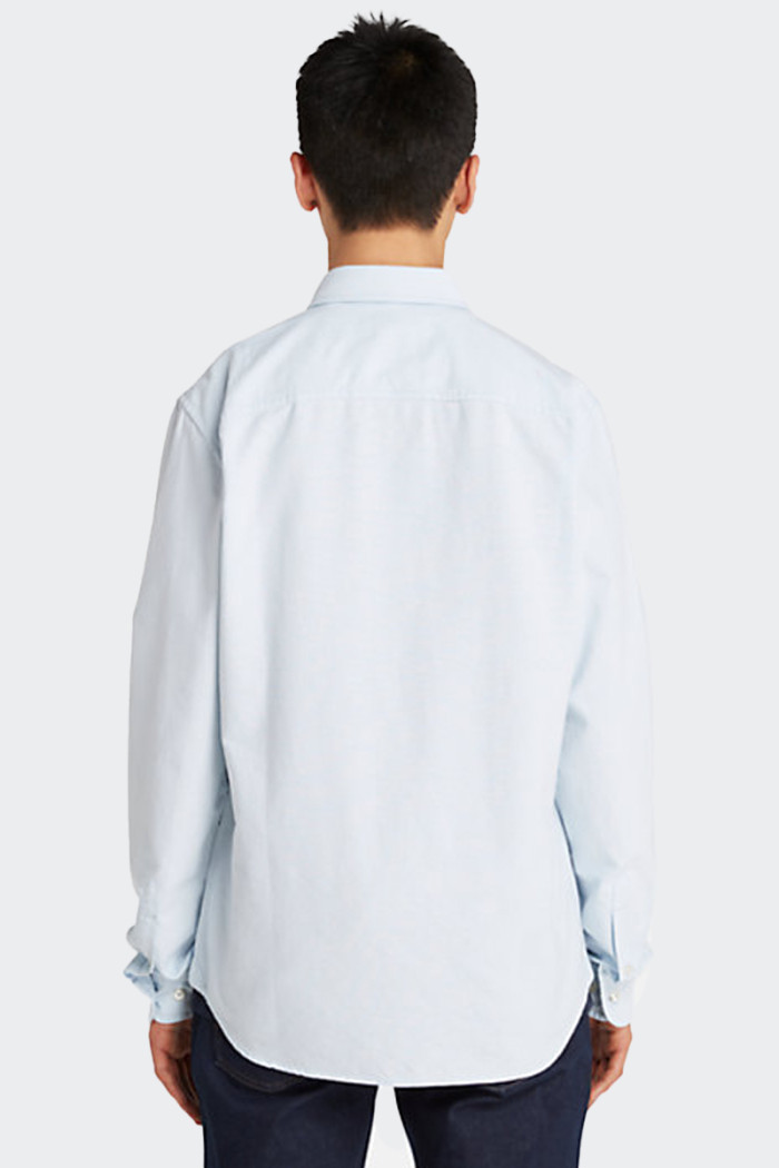 camicia da uomo a maniche lunghe realizzata in resistente cotone biologico e presenta una vestibilità slim che conferisce un loo