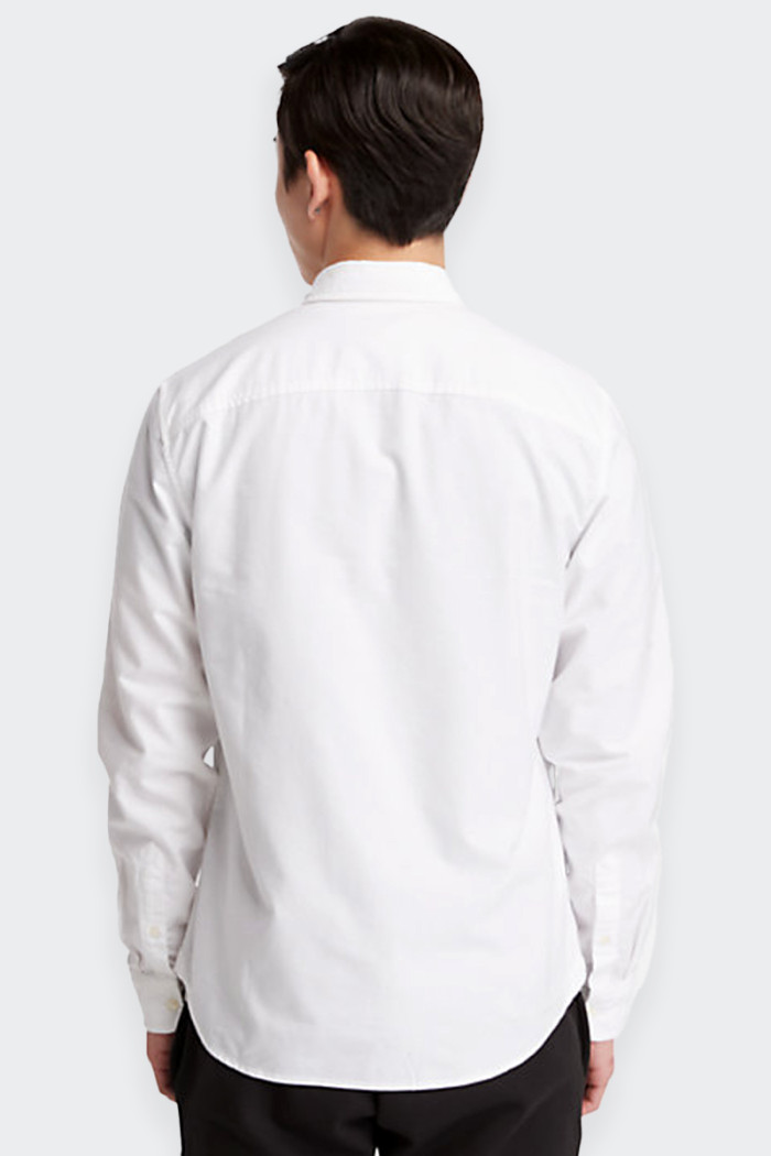 camicia Timberland da uomo a maniche lunghe realizzata in resistente cotone biologico e presenta una vestibilità slim che confer