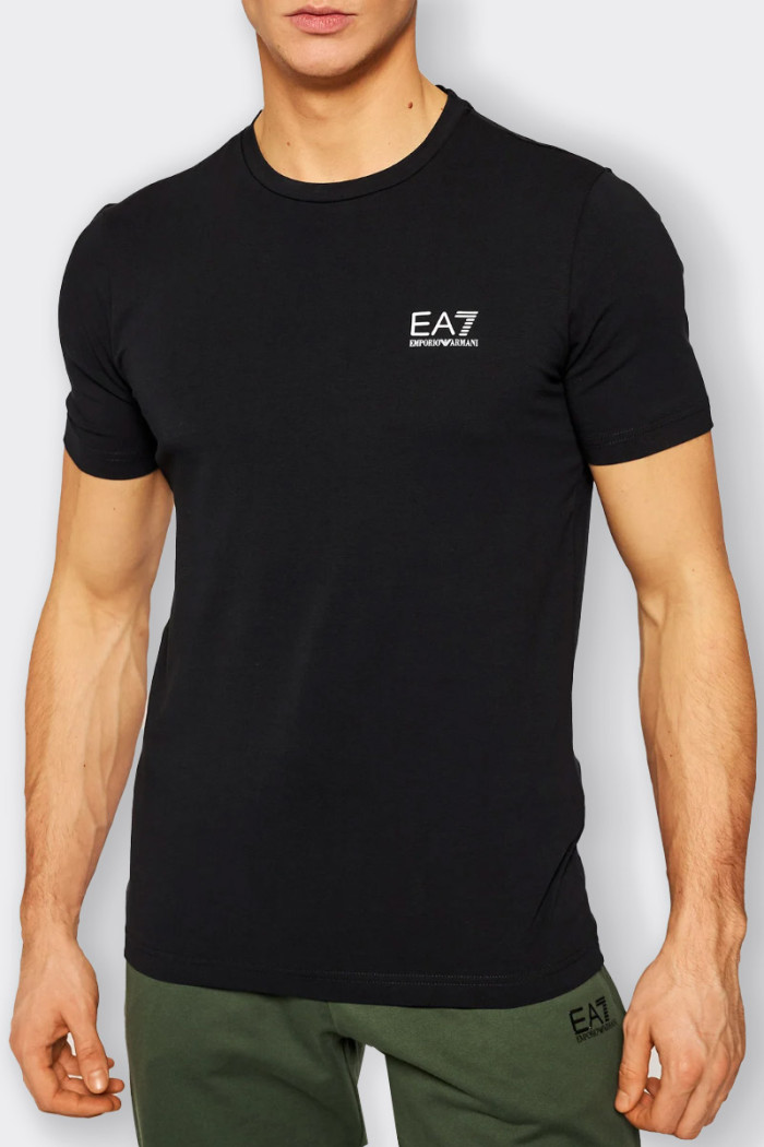 t-shirt a manica corta da uomo realizzata in morbido cotone stretch. linea essential caratterizzata dalla stampa logo sul fronte