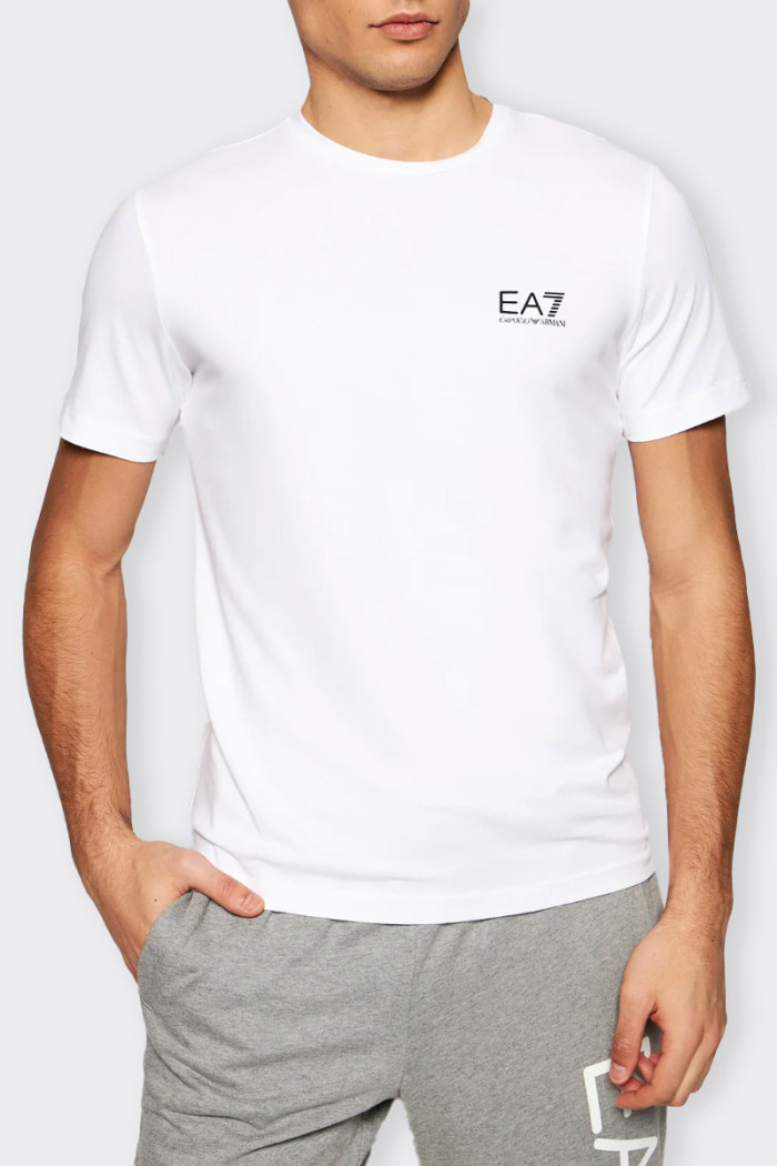 Men's short sleeve t-shirt made of soft stretch cotton. essential line features logo print on front and detail on back. regular 