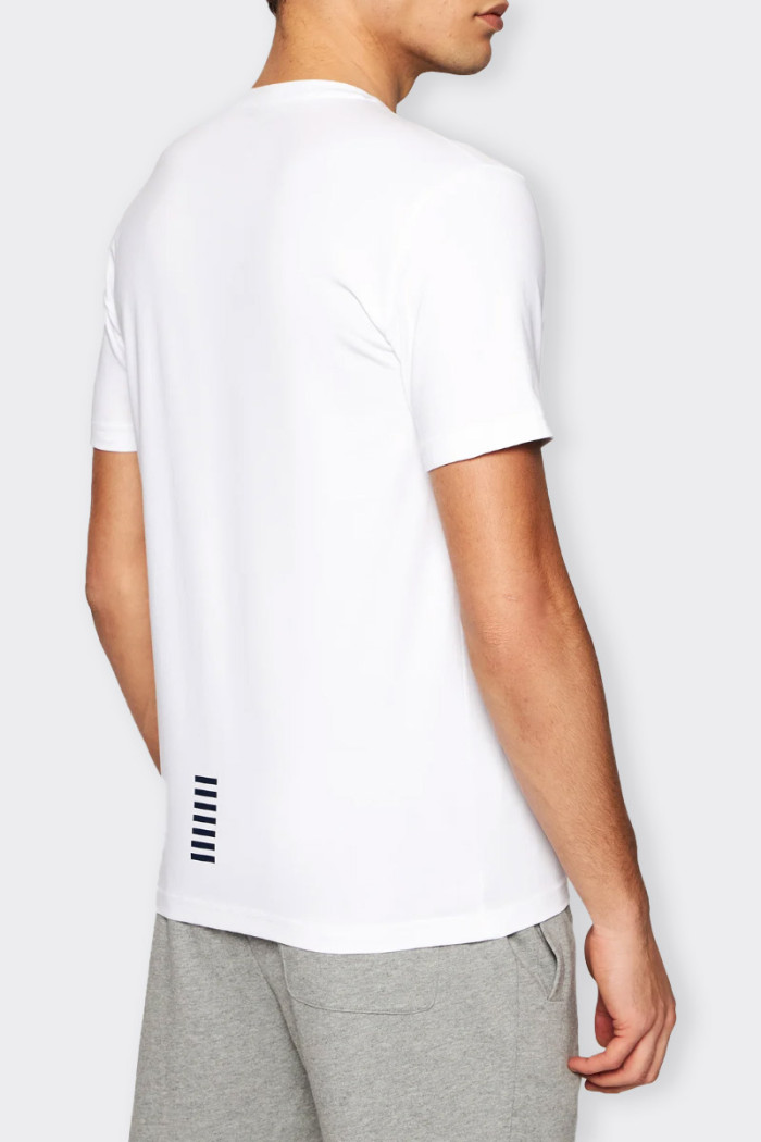 t-shirt Emporio Armani EA7 a manica corta da uomo realizzata in morbido cotone stretch. linea essential caratterizzata dalla sta