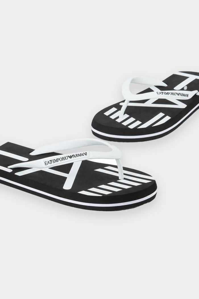 Men's flip flops made of soft rubber to ensure maximum comfort for the foot. The model is embellished with a contrasting maxi lo