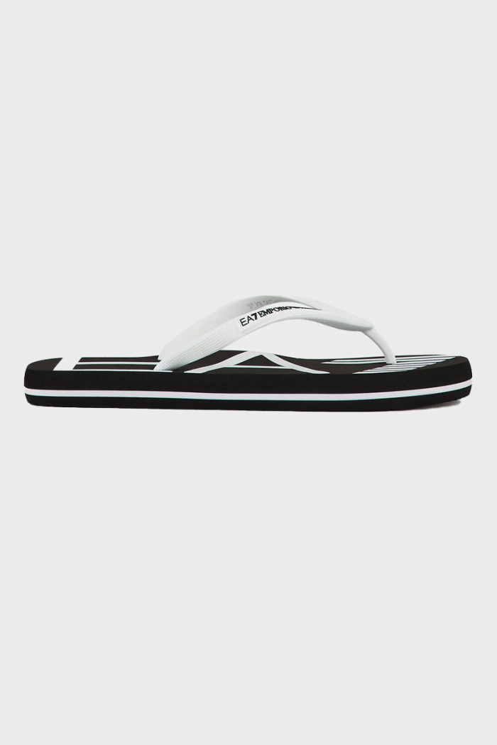 Men's flip flops made of soft rubber to ensure maximum comfort for the foot. The model is embellished with a contrasting maxi lo