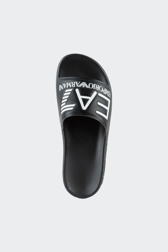 Black flip-flops for men defined by the maxi band decorated with the EA7 maxi-logo. A versatile model, perfect for the pool and 