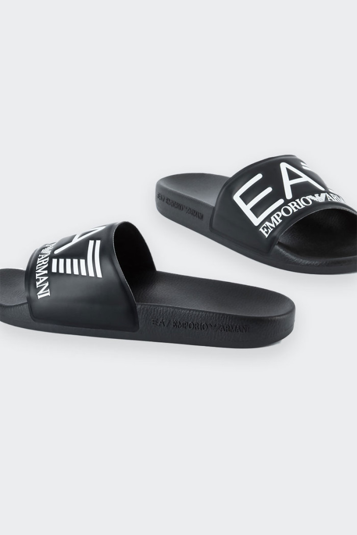 Black flip-flops for men defined by the maxi band decorated with the EA7 maxi-logo. A versatile model, perfect for the pool and 