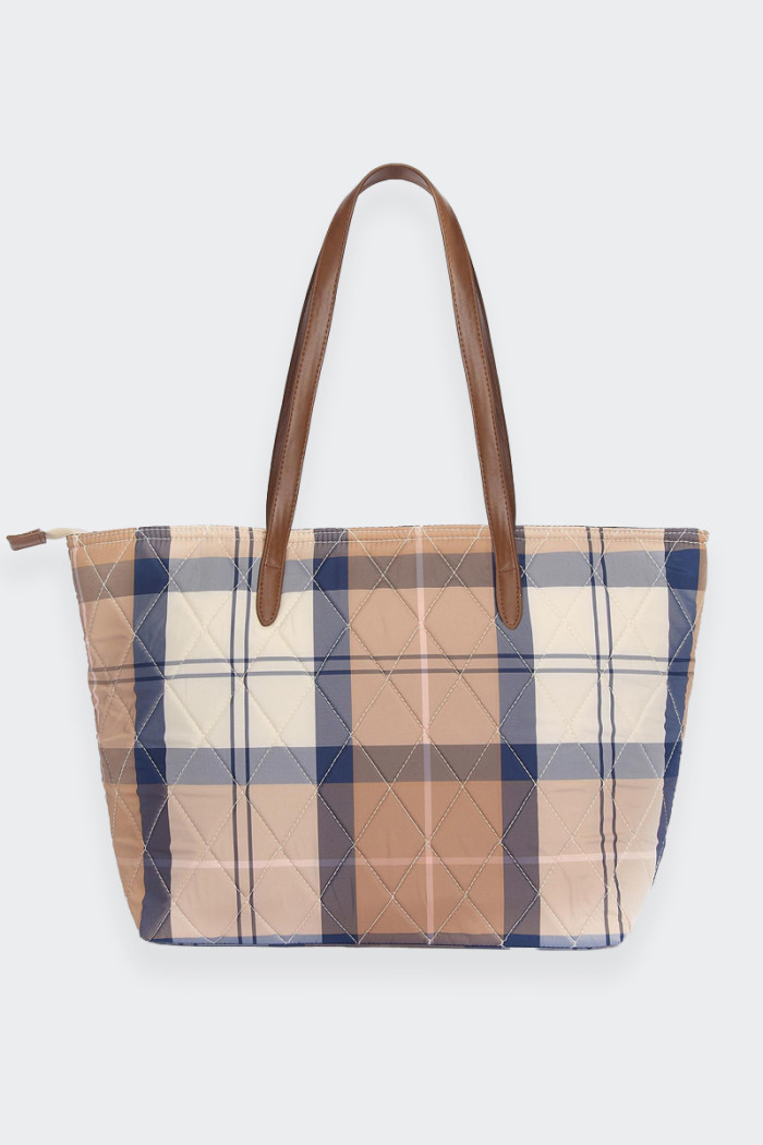 Women's tote bag in the iconic tartan pattern. an essential and sophisticated accessory, perfect for combining style and functio