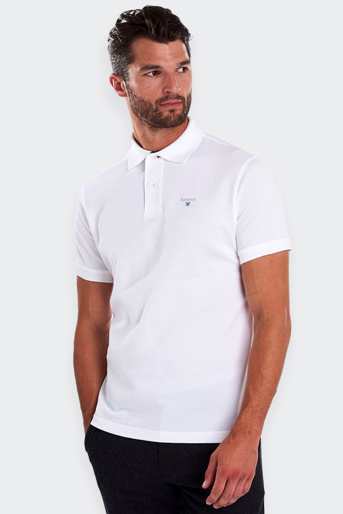 short-sleeved men's polo shirt in 100% cotton pique fabric. tartan trim on the back of the collar and logo on the chest for a to