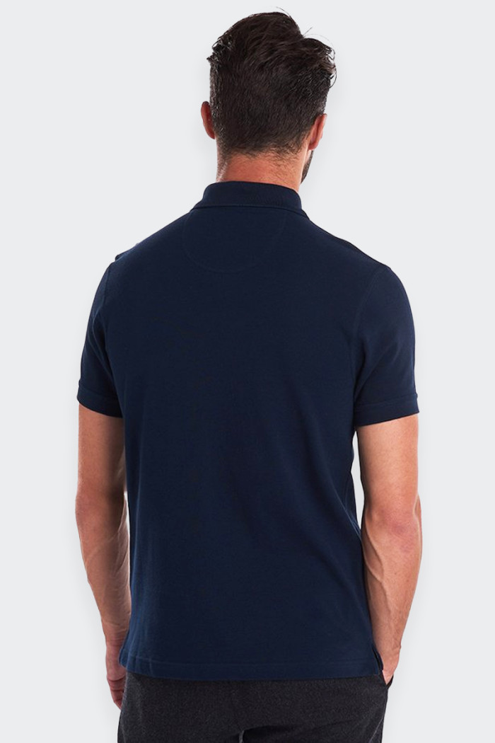 short-sleeved men's polo shirt in 100% cotton pique fabric. tartan trim on the back of the collar and logo on the chest for a to