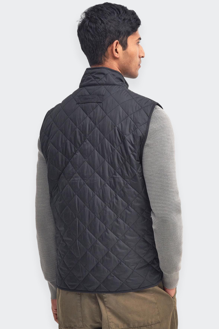 Men's waistcoat in the unmistakable diamond-quilted fabric features a microfibre finished stand-up collar for a warm and soft fe