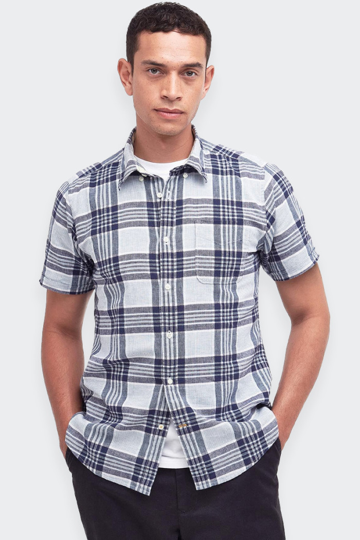 Men's short-sleeved shirt in a cotton-linen blend featuring a tone-on-tone check pattern with a distinctly summery feel. This ve