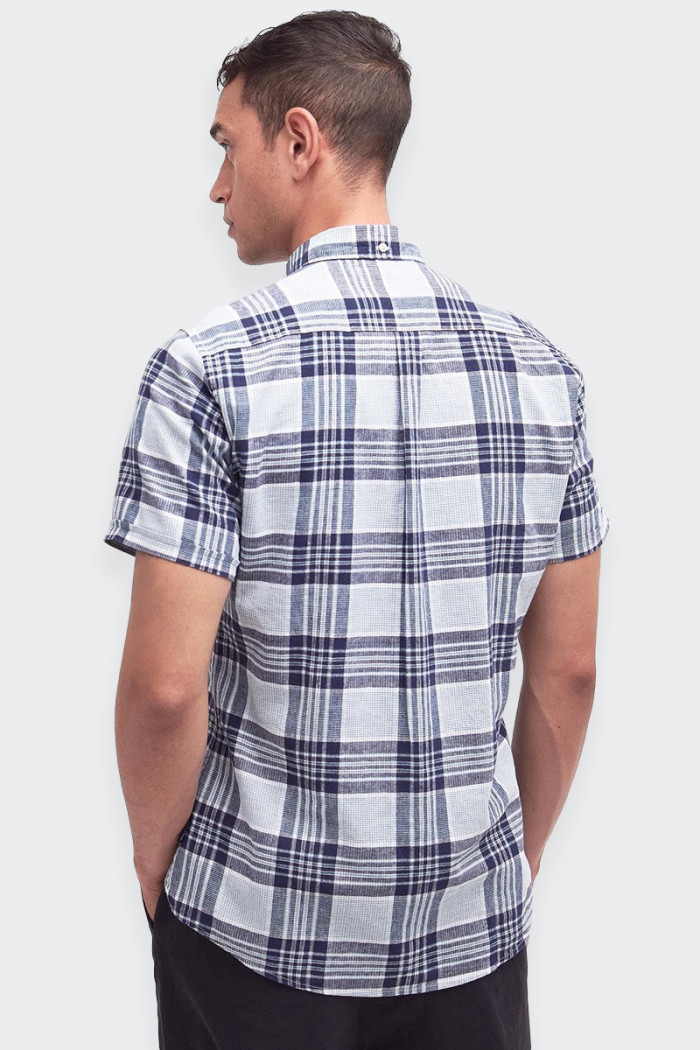 Men's short-sleeved shirt in a cotton-linen blend featuring a tone-on-tone check pattern with a distinctly summery feel. This ve
