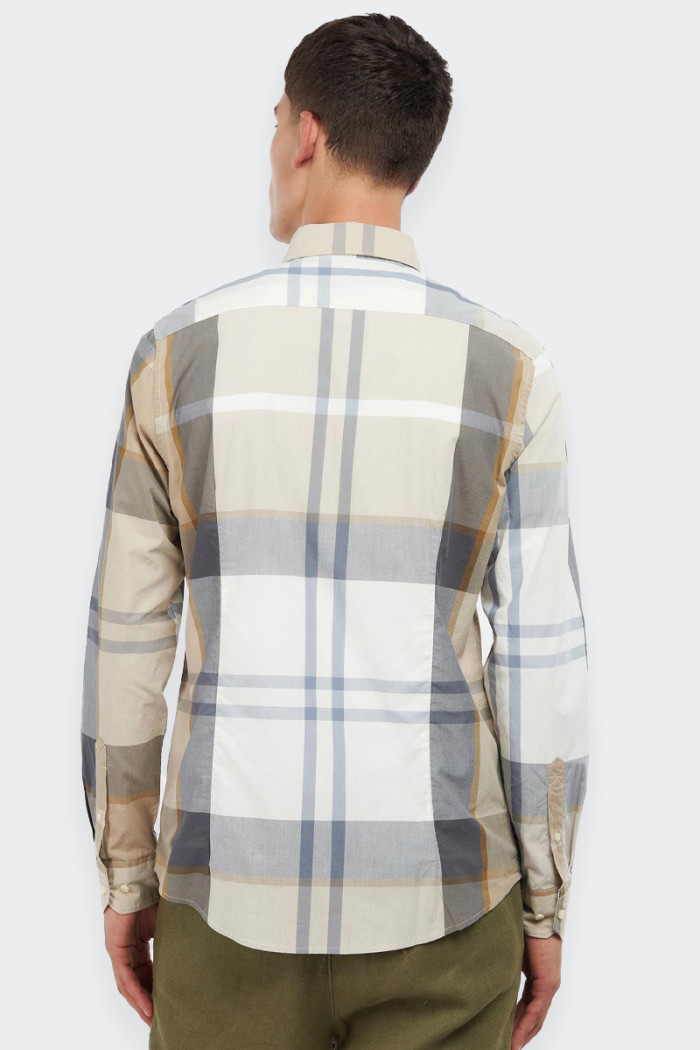 Men's long-sleeved shirt with a large-scale Barbour tartan pattern. Made from 100% cotton, this shirt features a breast pocket o