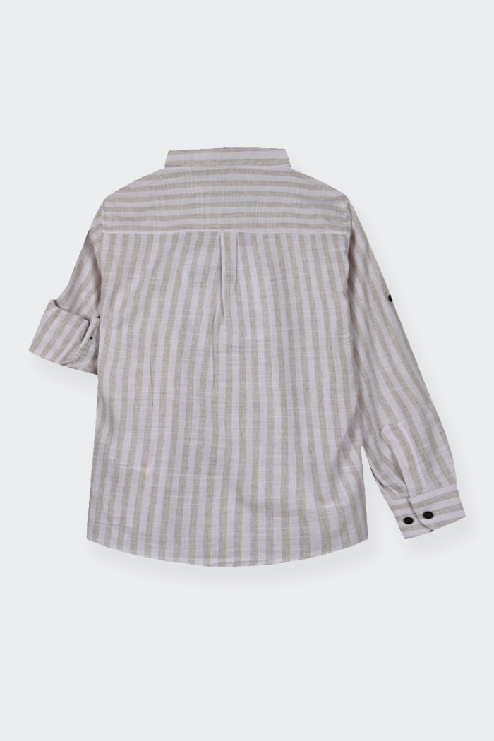 children's striped shirt made of 100% cotton. mandarin collar, regular cut and roll-up sleeves with button fastening.