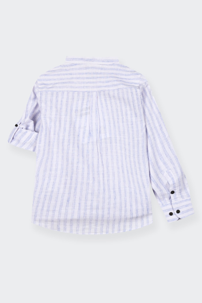 Children's striped shirt made from 100% cotton. mandarin collar, regular cut and roll-up sleeves with button fastening.