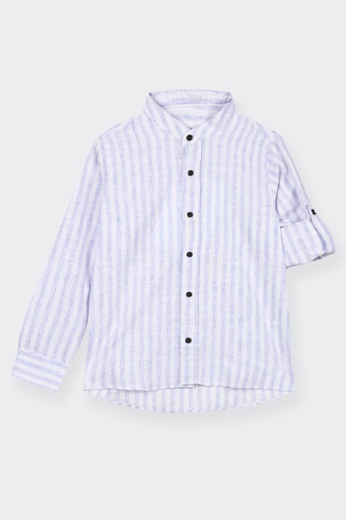 camicia a righe da bambino realizzata in 100% cotone. colletto alla coreana, taglio regolare e maniche riavvolgibili con chiusur