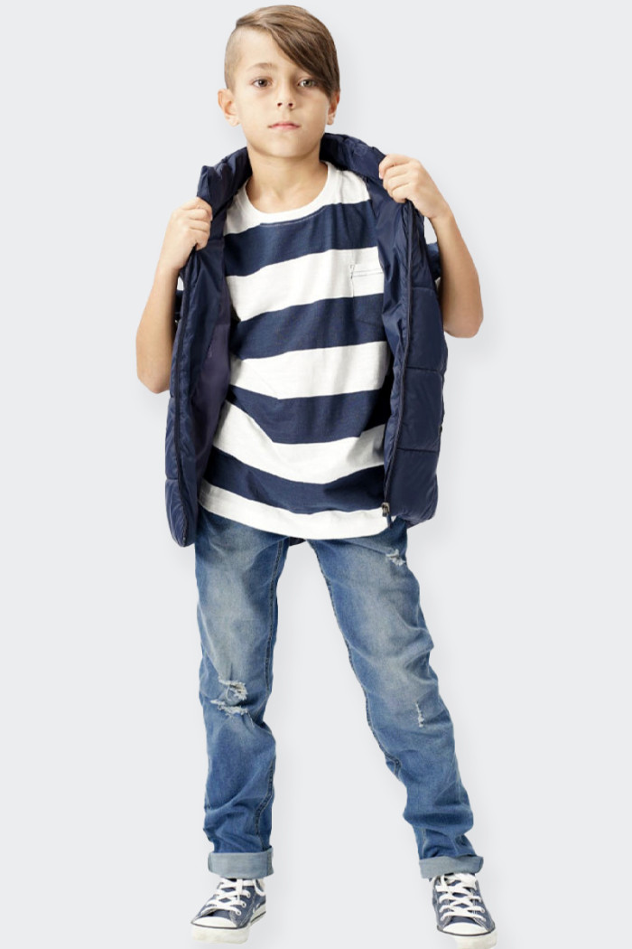children's 5-pocket jeans made of cotton. Ripped detail on the front that adds a grunge and fashionable touch. regular fit.