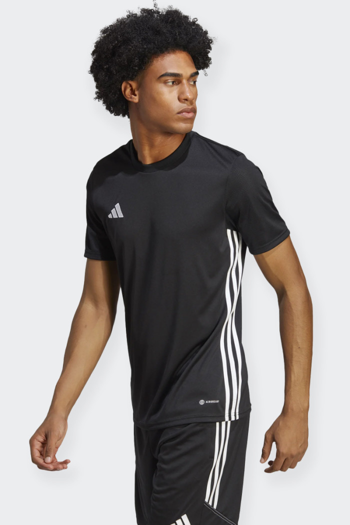 short-sleeved men's t-shirt in technical fabric. AEROREADY moisture-repellent technology and mesh sleeves help keep you cool and