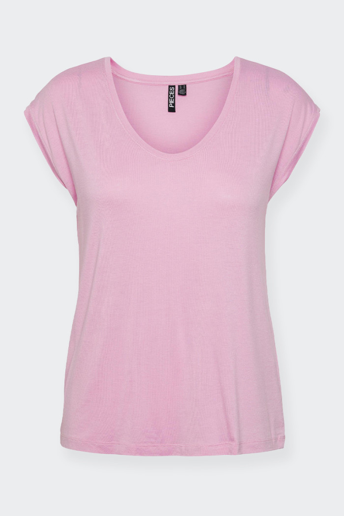 Women's short-sleeved T-shirt with silk effect. Wide neckline and soft fit make this t-shirt suitable for every moment of the da