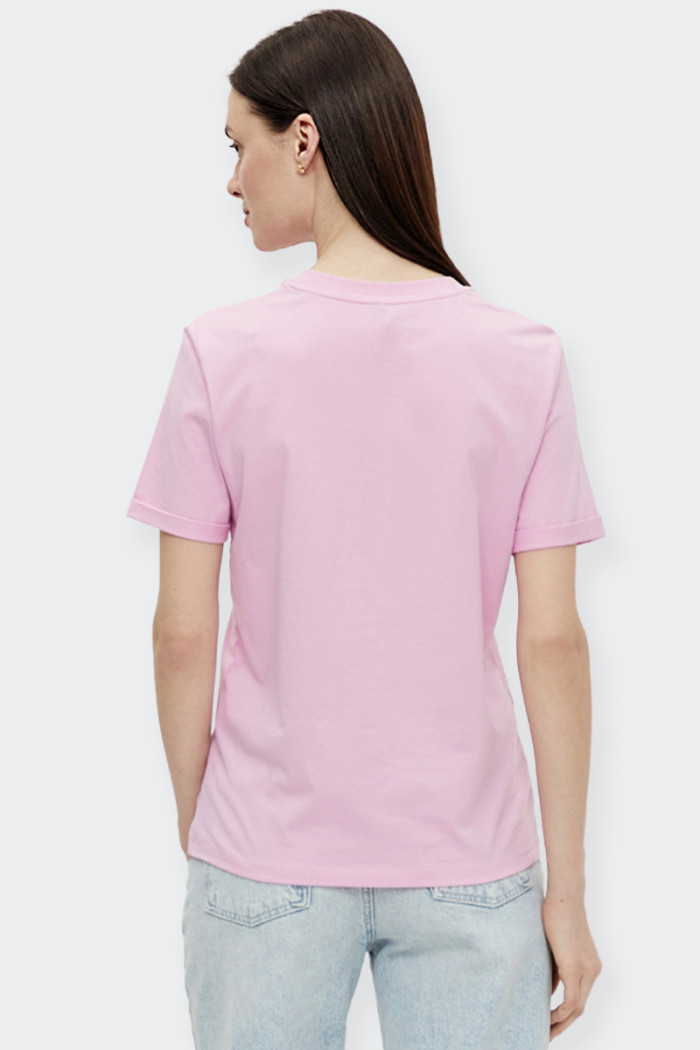 Women's short-sleeved T-shirt made of 100% cotton. Essential line with crew neck and sleeves with turn-ups. regular fit.