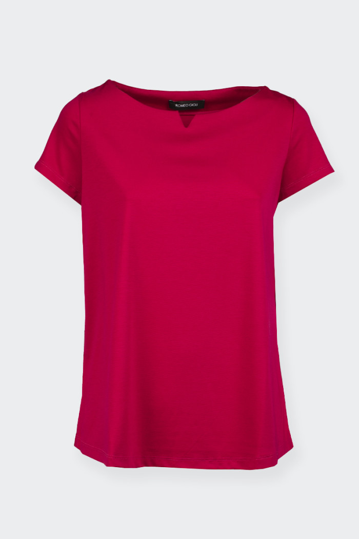 T-shirt with small v-neck. Regular fit. Casual style.