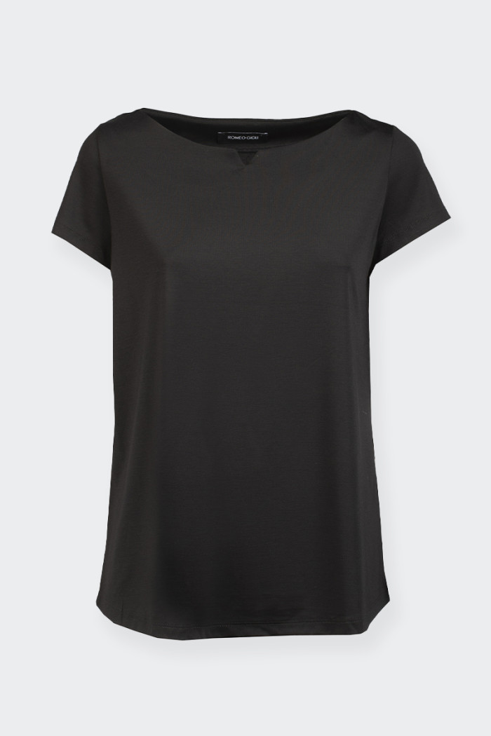 T-shirt with small v-neck. Regular fit. Casual style.