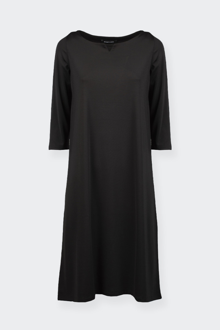 Long dress with small v-neck. characterized by three-quarter sleeves. Oversize fit. Ideal to wear as a costume cover but also fo