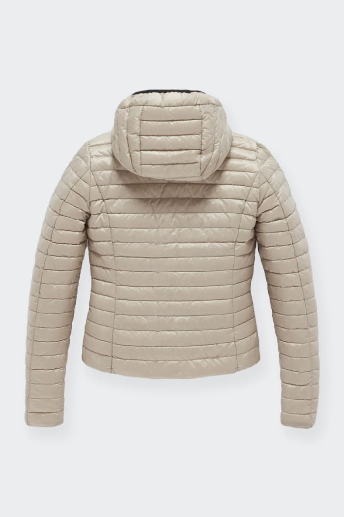 La Summer Mead Jacket Refrigiwear è un piumino leggero da donna, un must-have per la stagione Primavera Estate. L’imbottitura ad