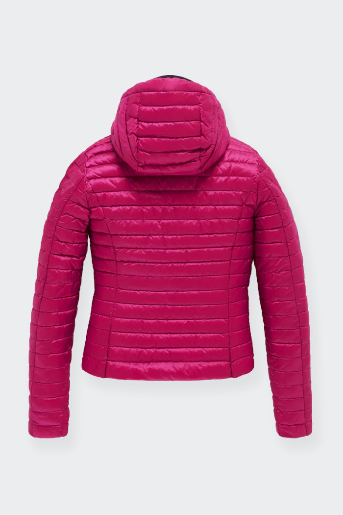 The Refrigiwear Summer Mead Jacket is a lightweight down jacket for women, a must-have for the Spring Summer season. The direct-