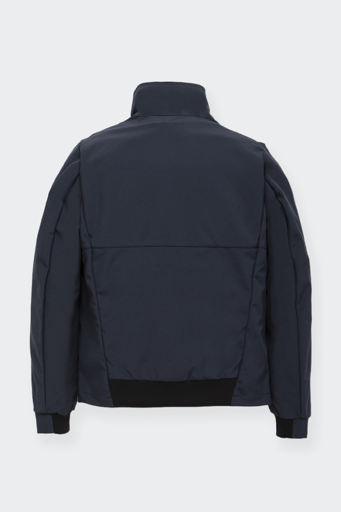 La Creek Jacket Refrigiwear è una giacca da uomo dal design essenziale e tecnico. Perfetto per tutte le stagioni, sia come felpa