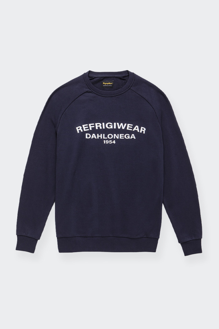 Men's crew-neck sweatshirt with a clean, linear appearance. Regular fit and RefrigiWear Dahlonega 1954 logo applied on the chest