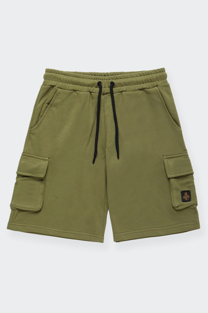 Men's short trousers in slightly stretch cotton with elastic and drawstring waistband and side flap pockets for a comfortable fi